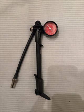 Bomba de suspensión RockShox con manómetro