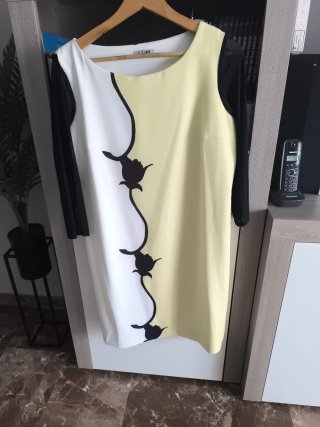 Vestido bicolor blanco y amarillo con mangas negra