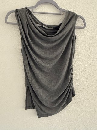 Camiseta Zara gris oscuro asimétrica talla S
