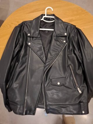 Chaqueta tipo biker negra Zara