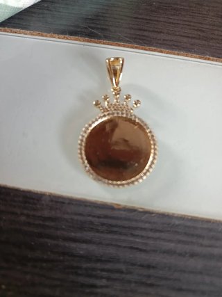 Colgante con forma de moneda y corona