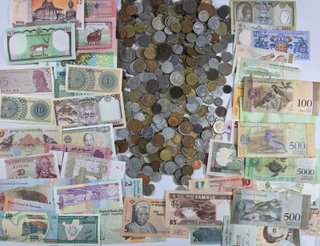 Lote de 50 billetes nuevos y 400 monedas del mundo