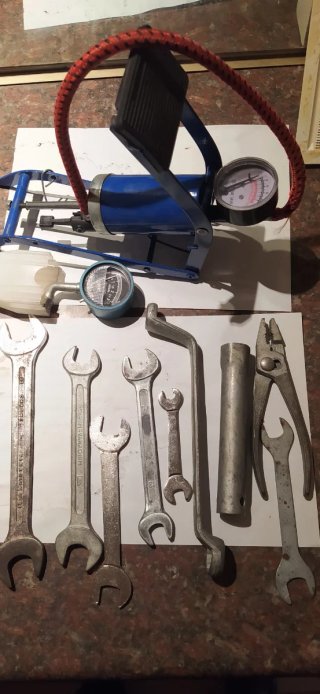 Set de Herramientas y Bomba para Lada Niva