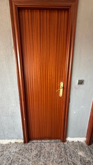 Puerta de madera con marco