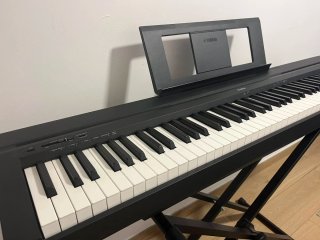 Piano Digital Yamaha P-45 con soporte y fundas