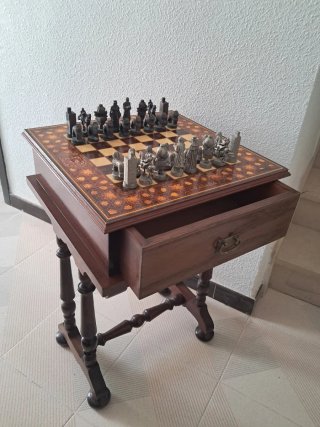 Mesa de Ajedrez de Madera con Piezas