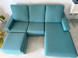 Sofá 3 plazas con chaiselongue y puff turquesa