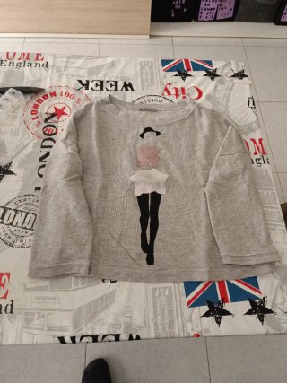 Sudadera Gris con Estampado