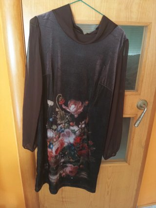 Vestido negro con estampado floral