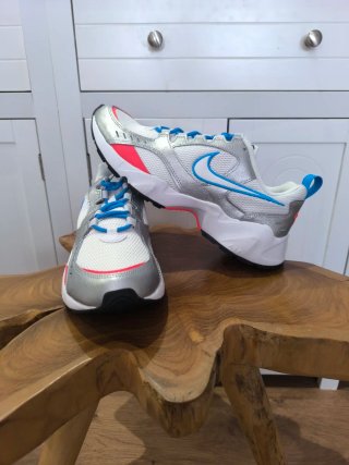 Zapatillas Nike Blancas y Plateadas