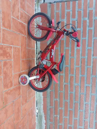 Bicicleta Infantil Roja con Ruedines