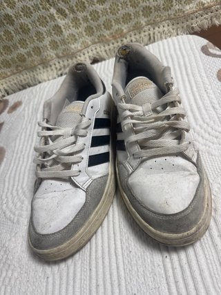 Zapatillas adidas blancas y negras