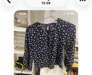 Blusa azul con estampado de flores
