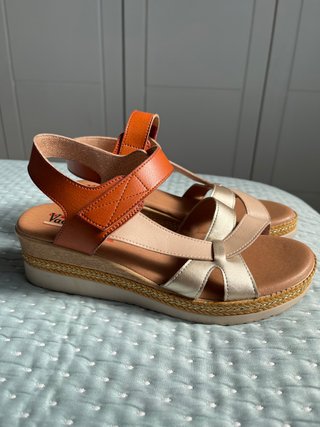 Sandalias Vaquelinas en Camel y Dorado Talla 38