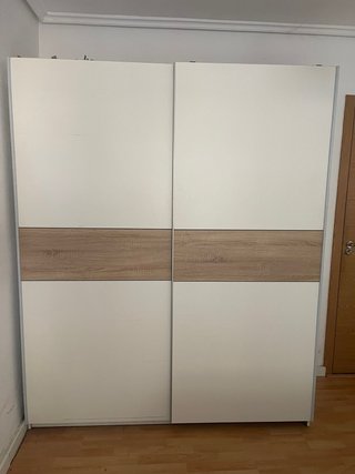 Armario de habitación con puertas correderas