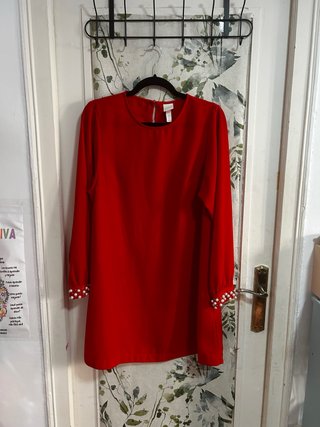 Blusa roja con detalles de perlas