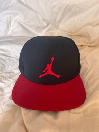 Gorra Plana Jordan Negra y Roja