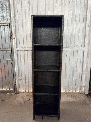 Estantería de madera efecto craquelado