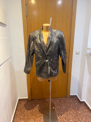 Chaqueta Gris con Acabado Texturizado