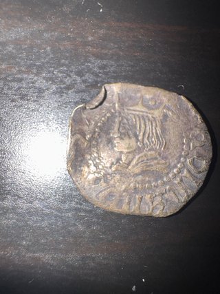 Moneda antigua con busto real