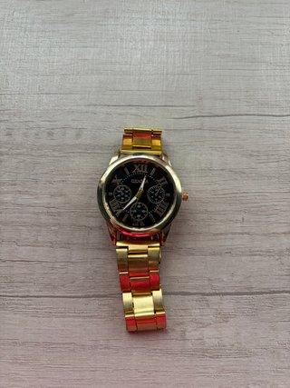Reloj Geneva Dorado con Esfera Negra