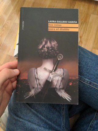 Dos velas para el diablo - Laura Gallego