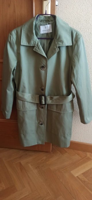 Gabardina impermeable con capucha y cinturón.
