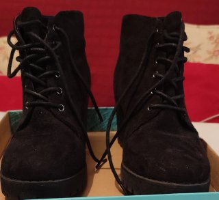 Botines negros con cordones