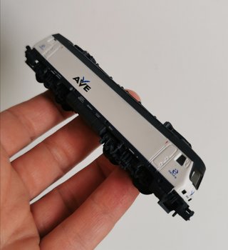 RENFE 252 AVE locomotora exposición maqueta tren N