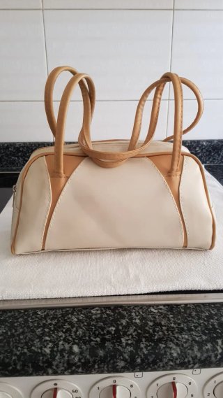 Bolso de mano beige y marrón. Se escuchan ofertas