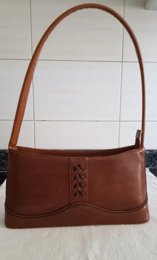 Bolso de hombro marrón. Se escuchan ofertas