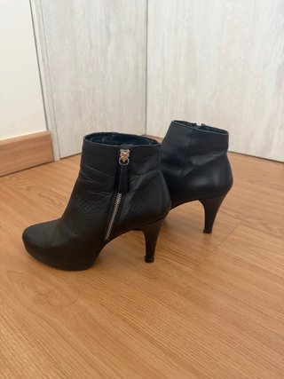Botines de tacón en piel negra