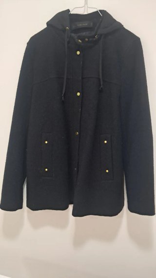 Abrigo corto negro con capucha Zara