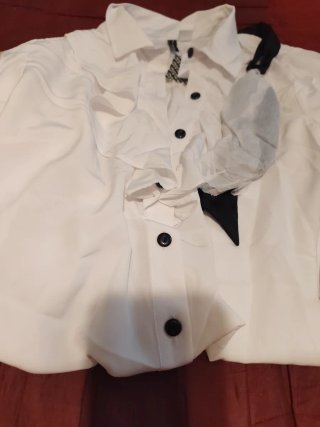 Blusa blanca con lazo y botones negros