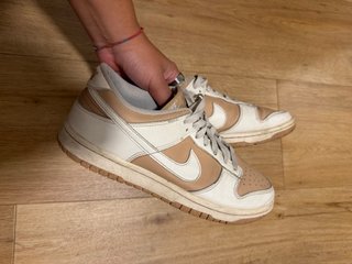 Zapatillas Nike Dunk Low Blancas y Beige