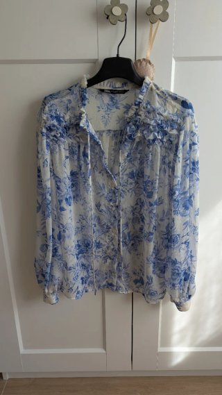 Blusa Zara con estampado de flores azules