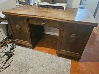 Escritorio antiguo de madera maciza
