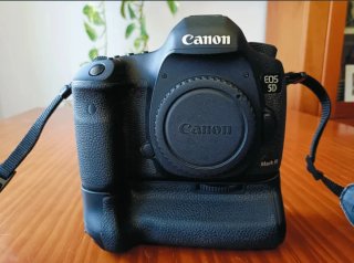 Canon 5D Mark III con Grip y Flash 580 II