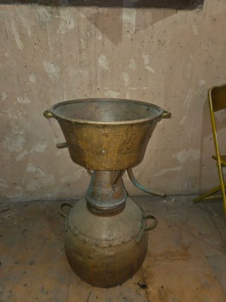 Alquitara antigua de cobre