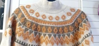 Jersey Beige Estampado de Grecas cuello medio alto