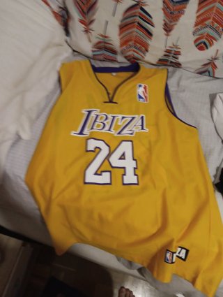 Camiseta de baloncesto amarilla