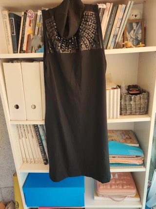 Vestido negro elegante con detalles
