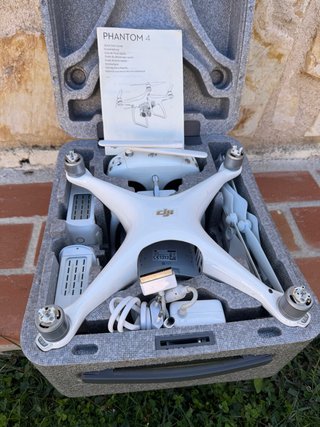 Dron DJI Phantom 4 + 2 baterías