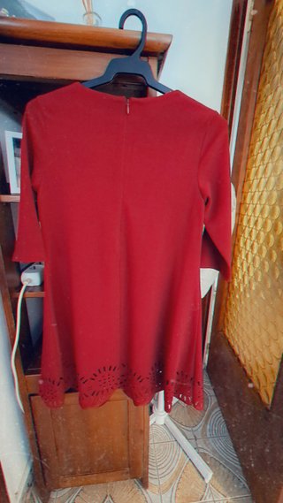 Vestido Rojo con Detalle Troquelado y chaquetas