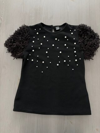 Camiseta Negra con Perlas y Mangas Texturizadas