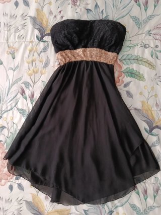 Vestido negro con detalle de pinzas de cabello