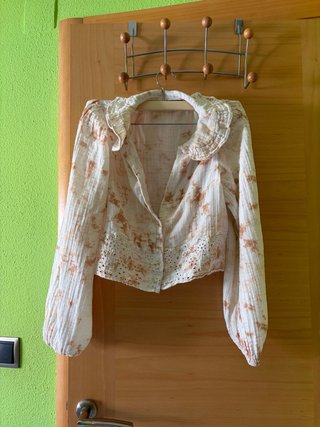 Camiseta con volantes y detalle de encaje