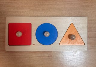 Juguete de madera con formas geométricas