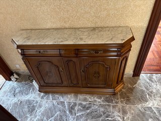 Mueble de entrada de madera con tapa de mármol