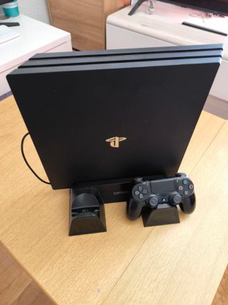 PS4 Pro (PlayStation 4 Pro) con mando y base